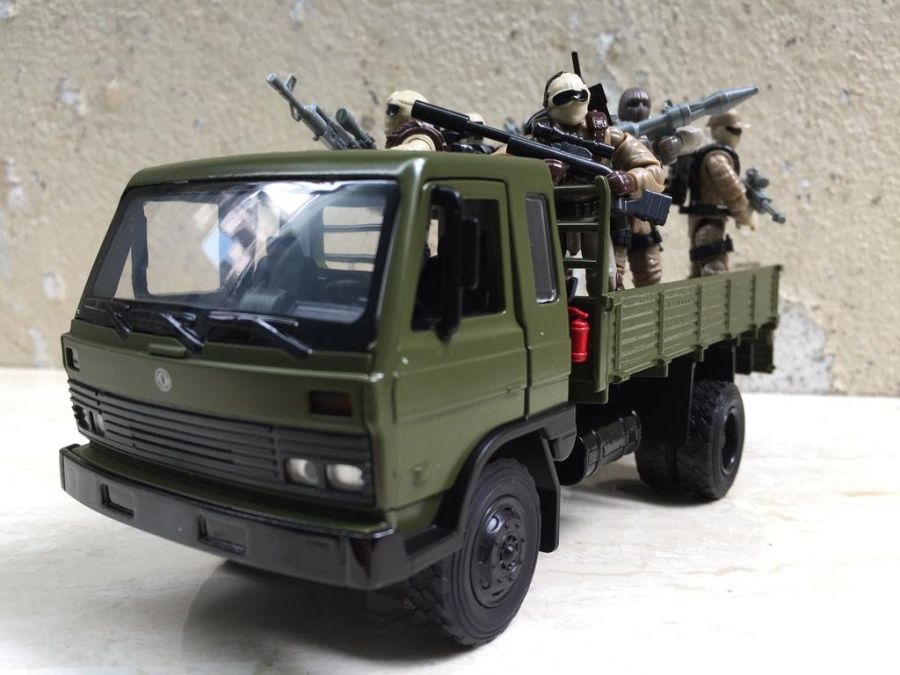 ​Mô hình xe Quân sự Tải HoWo 4X4  tỷ lệ 1:24