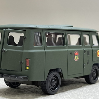 Mô hình xe Quân sự UAZ-452 QĐND VN tỷ lệ 1:36