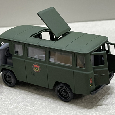 Mô hình xe Quân sự UAZ-452 QĐND VN tỷ lệ 1:36