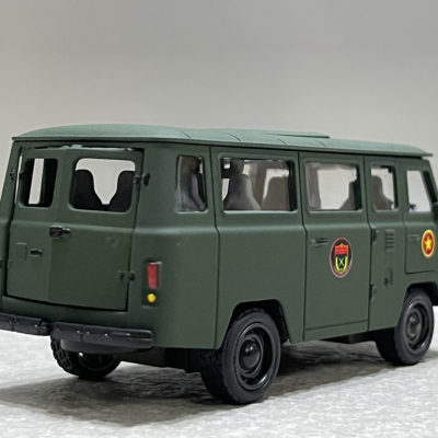 Mô hình xe Quân sự UAZ-452 QĐND VN tỷ lệ 1:36