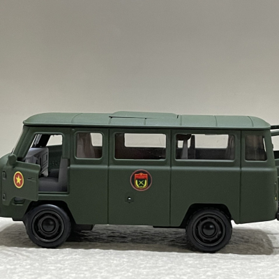 Mô hình xe Quân sự UAZ-452 QĐND VN tỷ lệ 1:36