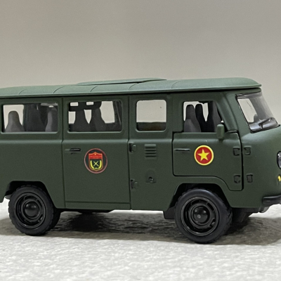 Mô hình xe Quân sự UAZ-452 QĐND VN tỷ lệ 1:36