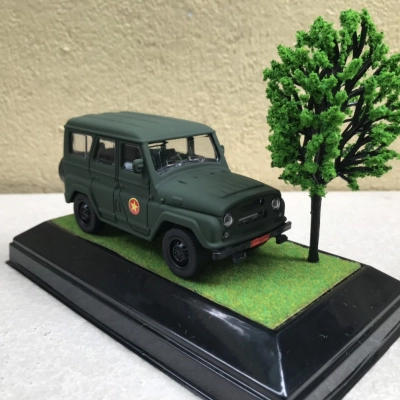 Mô hình xe quân sự và Đế, Cây cảnh trưng bày  tỷ lệ 1:64