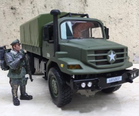 ​Mô hình xe tải Quân sự CrAZ 6322 mui bạt tỷ lệ 1:36