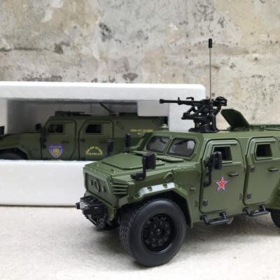 ​Mô hình Quân sự xe Bọc thép M-TERRAIN Dongfeng tỷ lệ 1:18