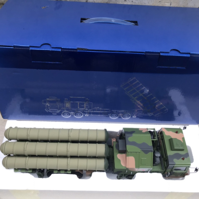 Mô hình xe quân sự Tổ hợp phòng không S-400 Triumf  tỷ lệ 1:30
