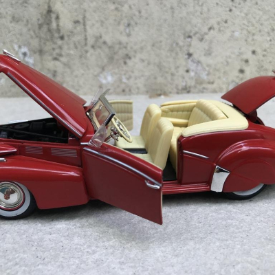 Mô hình xe cổ Cadillac Series 62 1940 tỷ lệ 1:32