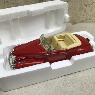Mô hình xe cổ Cadillac Series 62 1940 tỷ lệ 1:32