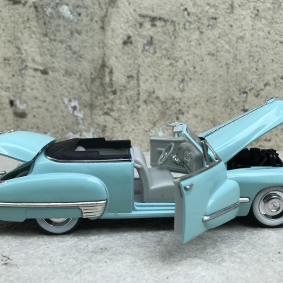 Mô hình xe cổ Cadillac Series 62 1947  tỷ lệ 1:32