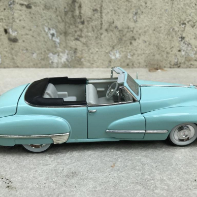 Mô hình xe cổ Cadillac Series 62 1947  tỷ lệ 1:32