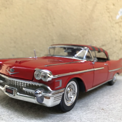 Mô hình xe cổ CADILLAC SERIES 62 1958 tỷ lệ 1:24