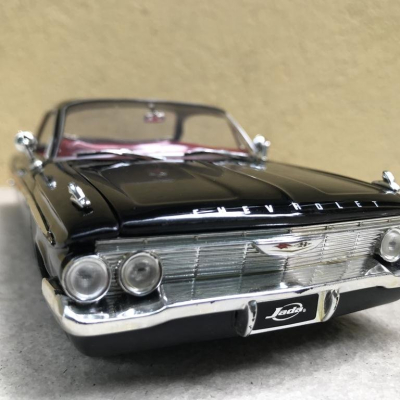 Mô hình xe cổ Chevy IMPALA 1961  tỷ lệ 1:24