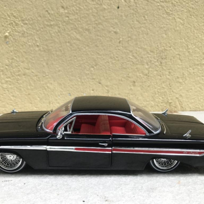 Mô hình xe cổ Chevy IMPALA 1961  tỷ lệ 1:24