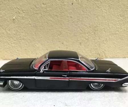 ​Mô hình xe cổ Chevy IMPALA 1961  tỷ lệ 1:24