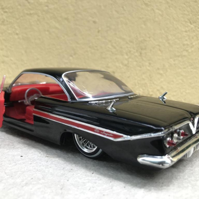 Mô hình xe cổ Chevy IMPALA 1961  tỷ lệ 1:24