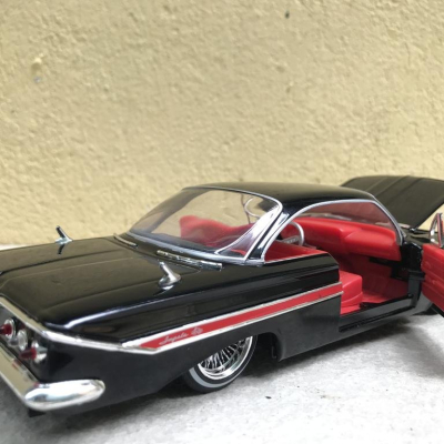 Mô hình xe cổ Chevy IMPALA 1961  tỷ lệ 1:24