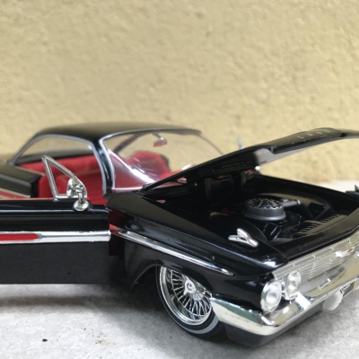 Mô hình xe cổ Chevy IMPALA 1961  tỷ lệ 1:24