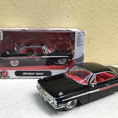 Mô hình xe cổ Chevy IMPALA 1961  tỷ lệ 1:24