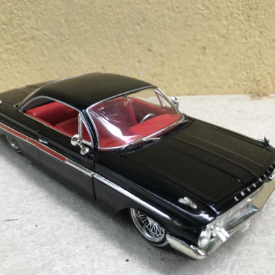 Mô hình xe cổ Chevy IMPALA 1961  tỷ lệ 1:24