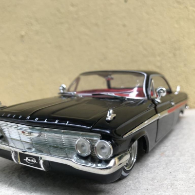 Mô hình xe cổ Chevy IMPALA 1961  tỷ lệ 1:24