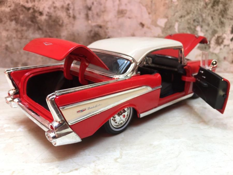 ​Mô hình xe ô tô cổ CHEVY Bel Air 1956  tỷ lệ 1:24