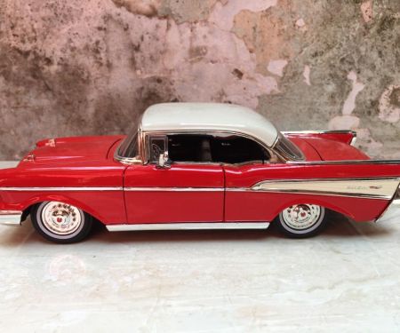 ​Mô hình xe ô tô cổ CHEVY Bel Air 1956  tỷ lệ 1:24