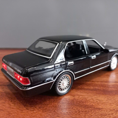 ​Mô hình xe Toyota Crown 1995 Sedan hạng sang tỷ lệ 1:32