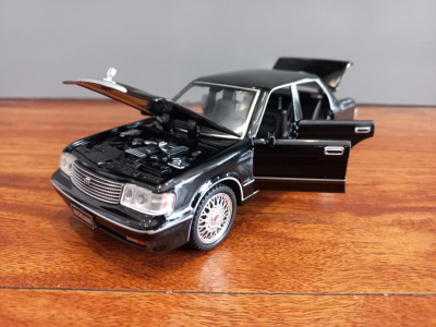 ​Mô hình xe Toyota Crown 1995 Sedan hạng sang tỷ lệ 1:32